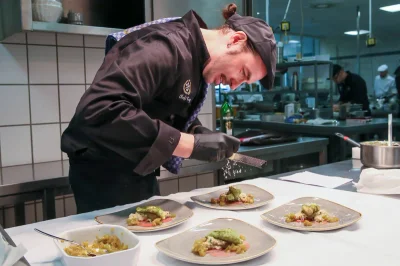 Chef de Aramark preparando comida